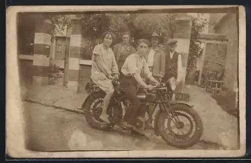 Foto-AK Motorrad mit Kennzeichen 6716YA2, stolzer Besitzer mit Beifahrerin auf dem Sozius