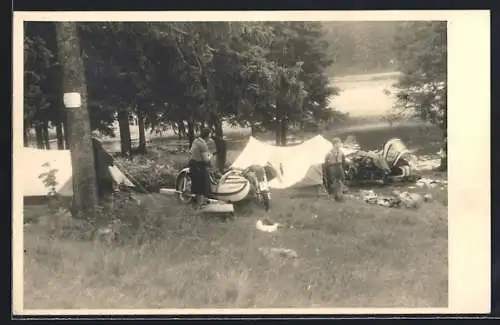 Foto-AK Motorrad mit Beiwagen, Reisende beim Camping