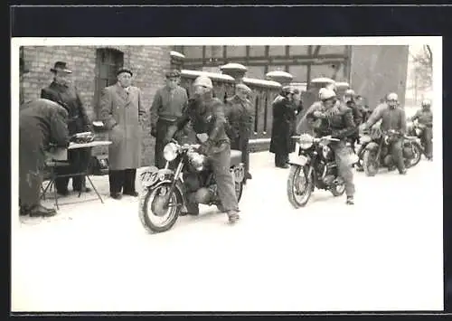 Foto-AK Motorrad mit der Nr. 171 im Schnee unterwegs, Motorradrennen