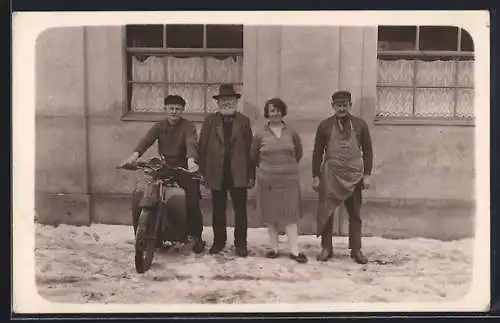 Foto-AK Motorroller, stolzer Besitzer mit seiner Familie