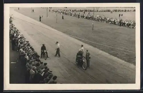 Foto-AK Motorrad Rennfahrer am Start zu einem Speedway Rennen