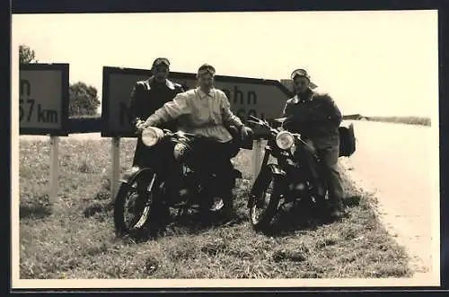 Foto-AK Motorrad-Fahrer auf Reisen halten am Rand einer Autobahn