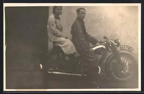 Foto-AK Motorrad mit Kennzeichen 23845C, Stolzer Fahrer mit Freundin auf dem Sozius