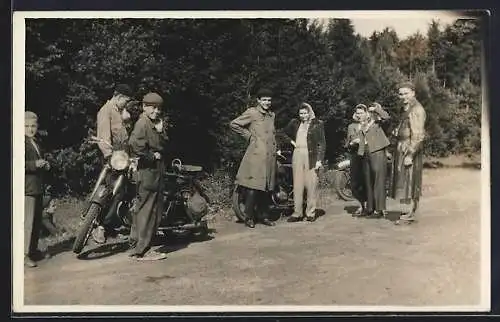 Foto-AK Motorrad Jawa 350, Rast am Wegesrand