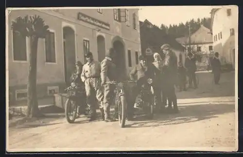 AK Motorrad-Fahrer halten vor einem Gasthaus