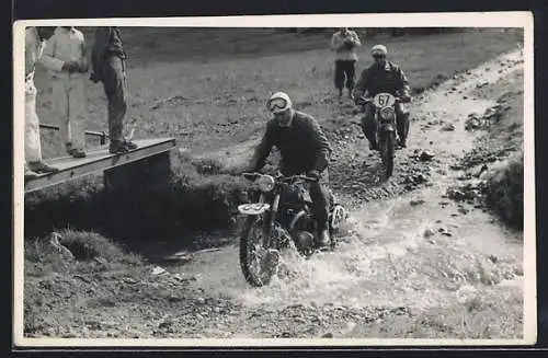 Foto-AK Motorrad-Rennen, Fahrer queren eine Furt