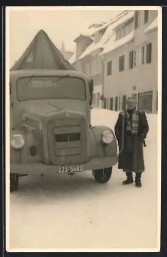 Foto-AK LKW Mercedes, Lastkraftwagen auf verschneiter Strasse