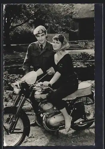 AK Jawa 350 ccm Motorrad, Flotte Fahrerin und Soldat in Uniform