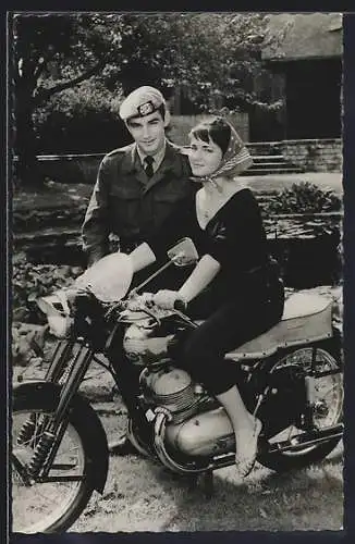 AK Jawa 350 ccm Motorrad, Flotte Fahrerin und Soldat in Uniform