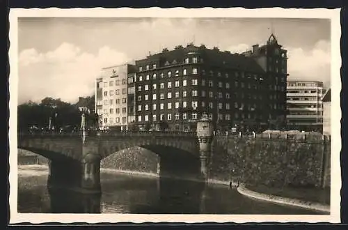 AK Plzen, Uferpartie mit Brücke