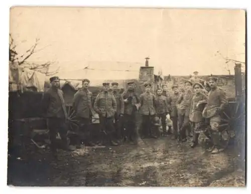 Fotografie unbekannter Fotograf und Ort, Deutsche Soldaten in Feldgrau Uniform in einem Feldlager in Mazedonien 1918