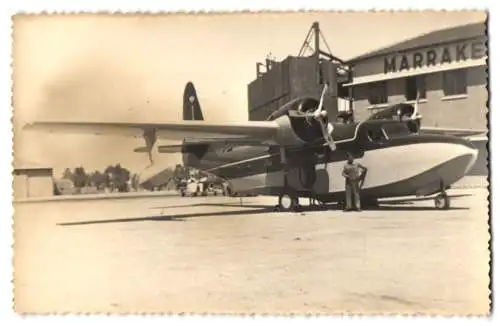 Fotografie unbekannter Fotograf und Ort, Militär-Pilot vor seinem Wasser-Flugzeug „Catalina“, Flughafen Marrakesch