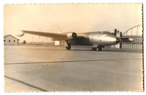 Fotografie unbekannter Fotograf und Ort, Britisches Militärflugzeug Canberra, Düsenjet