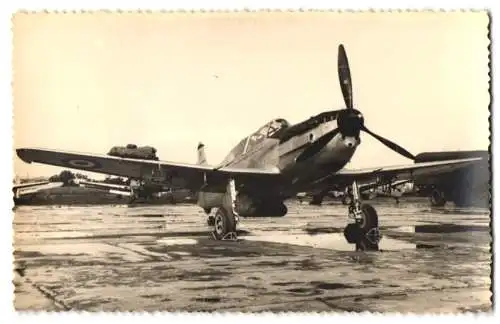 Fotografie unbekannter Fotograf und Ort, Britisches Militärflugzeug mit einem Propeller