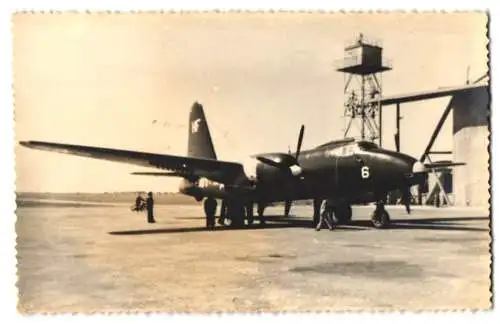 Fotografie unbekannter Fotograf und Ort, Dunkles Militärflugzeug P2V-1 Truculent Turtle taxiing mit zwei Propellern