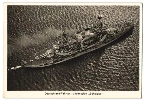 Fotografie unbekannter Fotograf und Ort, Das deutsche Linienschiff Schlesien auf dem Meer, vom Zeppelin aus