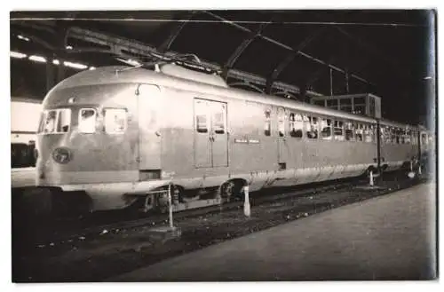 Fotografie unbekannter Fotograf und Ort, Passagierzug im Bahnhof in Paris