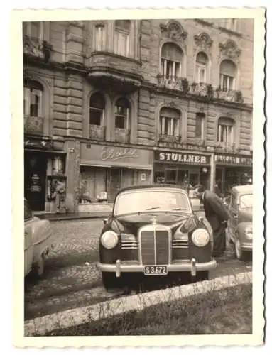 Fotografie Schwinner, Wien, Auto Mercedes, Geparkter Mercedes Benz gegenüber der Handlung Elisabeth in Salzburg