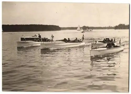 Fotografie unbekannter Fotograf und Ort, Die kleinen Motorboote Amazone, Leni, X und Delphin auf dem See