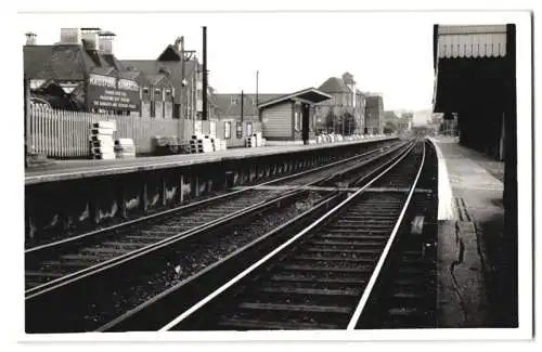 Fotografie unbekannter Fotograf, Ansicht Maidstone, Der Bahnhof Maidstone Barracks, Gleisseite