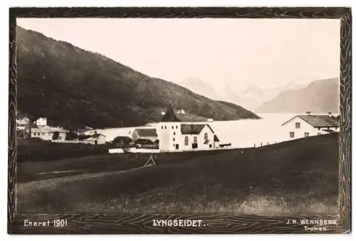 Fotografie J. H. Wennberg, Tromsö, Ansicht Lyngseidet, Ortschaft mit Kirche am Fjord, 1901