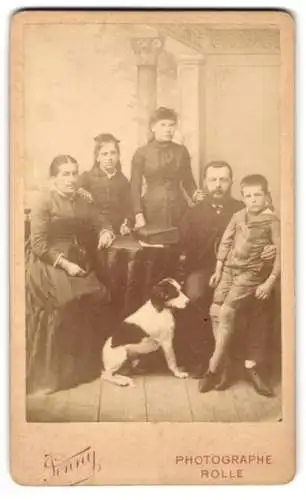 Fotografie Charles Jenny, Rolle /Lac Leman, Eine fünfköpfige Familie mit einem schwarz-weissen Hund