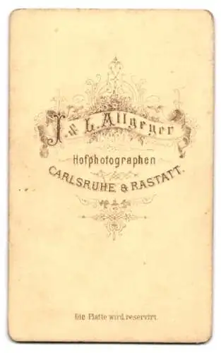 Fotografie J. & L. Allgeyer, Karlsruhe, Zwei Mädchen in weissen Kommunionskleidern mit einer Kerze