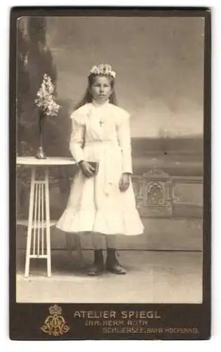 Fotografie Atelier Spiegel, Schliersee /Bayr. Hochland, Junges Mädchen im weissen Kleid mit Kreuzkette zur Kommunion