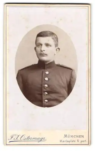 Fotografie F. X. Ostermayr, München, Karlsplatz 6, Sebastian Stachhuber in Uniform mit gezwirbeltem Schnurrbart