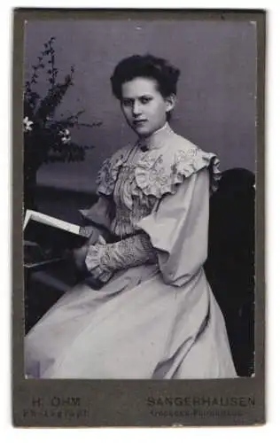 Fotografie H. Ohm, Sangerhausen, Georgen-Promenade, Marie Sohmeltzer mit ernstem Blick und einem Buch