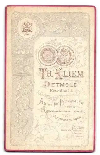 Fotografie Th. Kliem, Detmold, Rosenthal 2, Monogramm des Fotografen und florale Verzierung im Anschrift des Ateliers