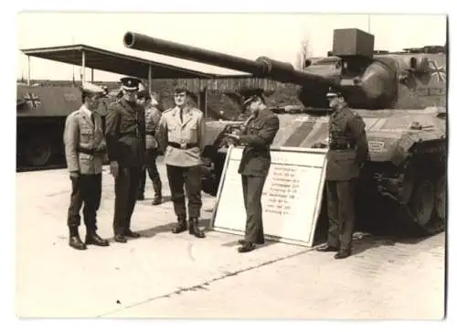 9 Fotografien Bundeswehr, Soldaten vor Leopard Panzer, Besuch von Hemut Schmidt & Gustav Heinemann bei Soldaten