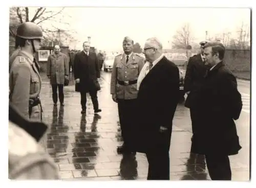 9 Fotografien Bundeswehr, Soldaten vor Leopard Panzer, Besuch von Hemut Schmidt & Gustav Heinemann bei Soldaten