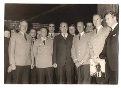 9 Fotografien Bundeswehr, Soldaten vor Leopard Panzer, Besuch von Hemut Schmidt & Gustav Heinemann bei Soldaten