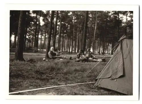 22 Fotografien Bundeswehr, Soldaten in Uniform beim Biwakieren im Wald, Rasten und Ruhen, Soldatenleben