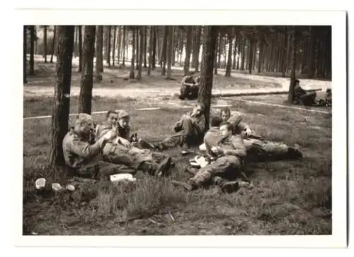 22 Fotografien Bundeswehr, Soldaten in Uniform beim Biwakieren im Wald, Rasten und Ruhen, Soldatenleben