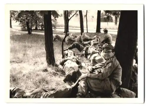 22 Fotografien Bundeswehr, Soldaten in Uniform beim Biwakieren im Wald, Rasten und Ruhen, Soldatenleben