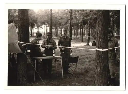 22 Fotografien Bundeswehr, Soldaten in Uniform beim Biwakieren im Wald, Rasten und Ruhen, Soldatenleben