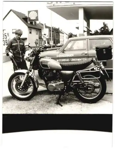 4 Fotografien Motorrad, Yamaha SR 500 an Shell tankstelle, Service Mitarbeiter pflegt und repariert das Motorrad