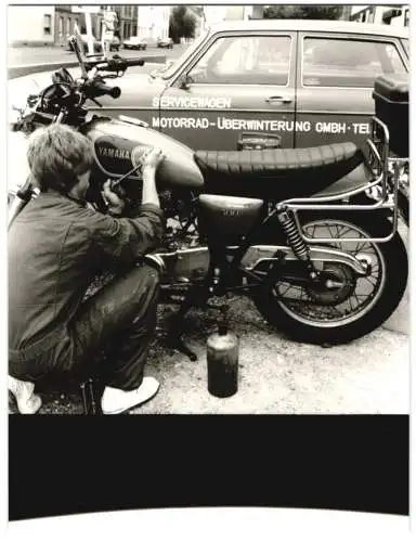 4 Fotografien Motorrad, Yamaha SR 500 an Shell tankstelle, Service Mitarbeiter pflegt und repariert das Motorrad