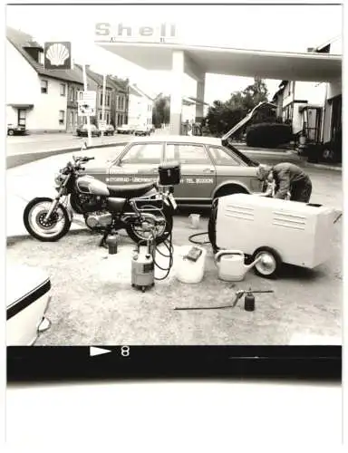 4 Fotografien Motorrad, Yamaha SR 500 an Shell tankstelle, Service Mitarbeiter pflegt und repariert das Motorrad