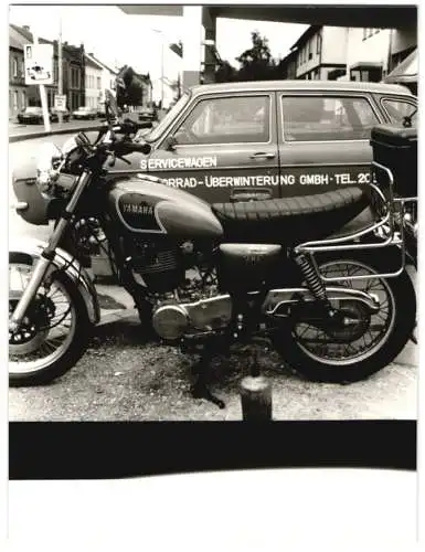 4 Fotografien Motorrad, Yamaha SR 500 an Shell tankstelle, Service Mitarbeiter pflegt und repariert das Motorrad