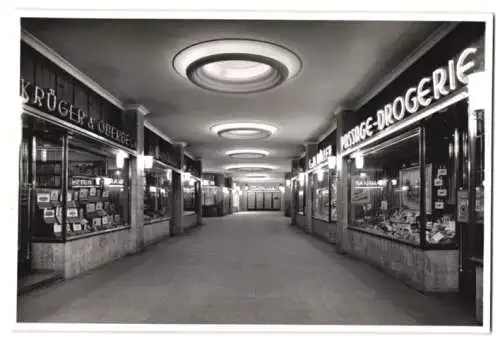 Fotografie Photo-Flasche, Wuppertal, Ansicht Wuppertal, Geschäftzeile im Hauptbahnhof mit Schaufenstern