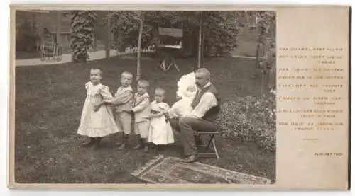 Fotografie W. Scheurich, Berlin, Vater mit seinen fünf Kinder der grösse nach Aufgereiht, Gedicht mit Namen der Kinder