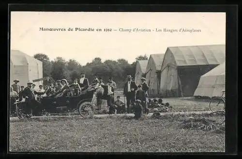 AK Manoeuvres de Picardie en 1910, Champ d`Aviation, les Hangars d`Aéroplanes, Besucher mit Automobil