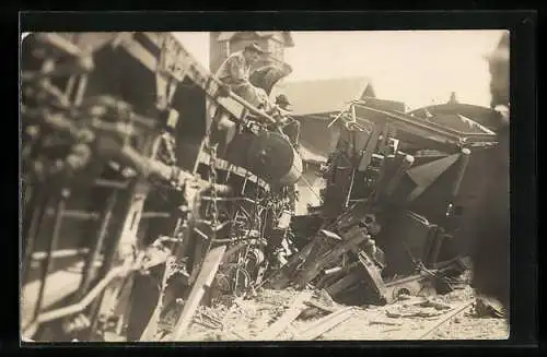 Foto-AK Das Wrack einer Eisenbahn nach einem Unfall