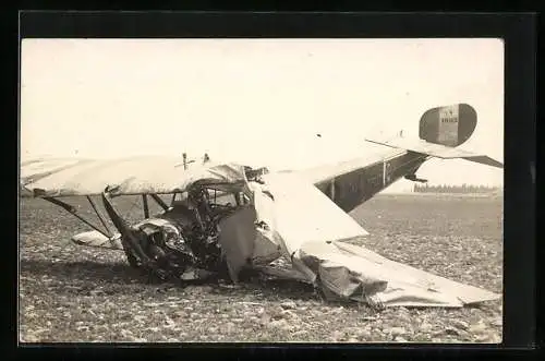 AK Ein abgestürztes Eindecker-Flugzeug auf einem Feld