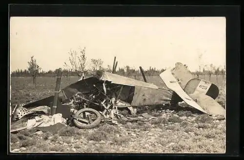 AK Ein komplett zerstörtes Flugzeug nach dem Absturz im Feld