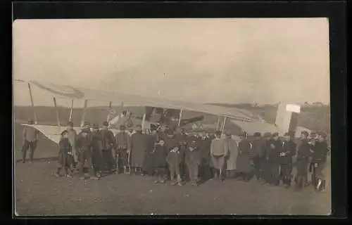 AK Ausflügler und Soldaten vor einem französischen Militär-Doppeldecker-Flugzeug