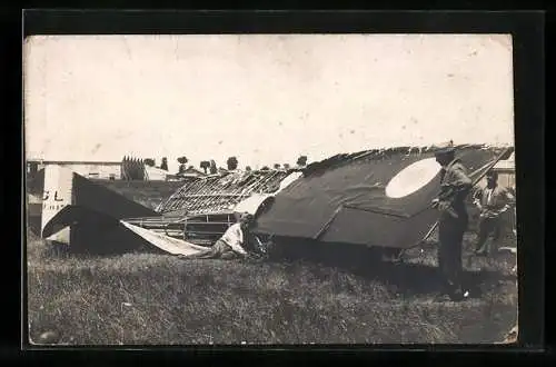 AK Französische Soldaten an einem abgestürzten Flugzeug